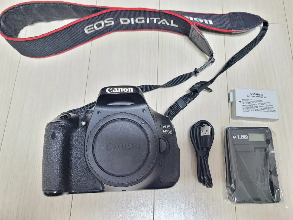 캐논 카메라 EOS 600D 바디 단품 (렌즈 미포함 / 충전기는 포함)